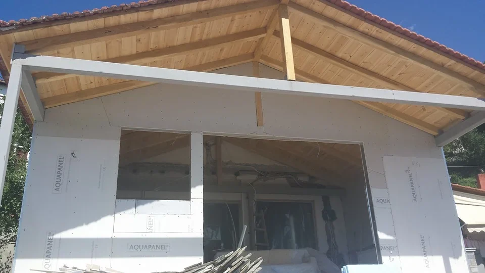 Εξωτερική κατασκευή με τσιμεντοσανίδα σε στάδιο υλοποίησης